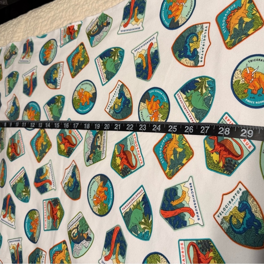 🦕 Jersey Knit Fabric – Dino Badges Print – 60x60” 🧵 - Picture 4 of 4